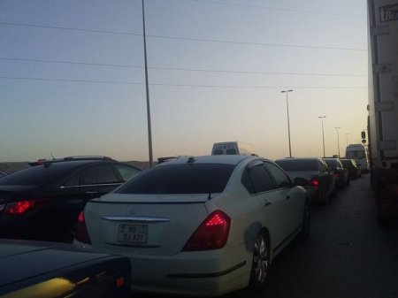 Rayonlara axın edənlər geri dönür: Bakının girişində böyük tıxac - VİDEO