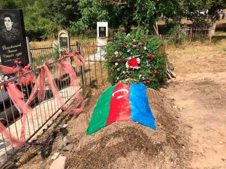 İsmayıllı şəhidini torpağa tapşırıb